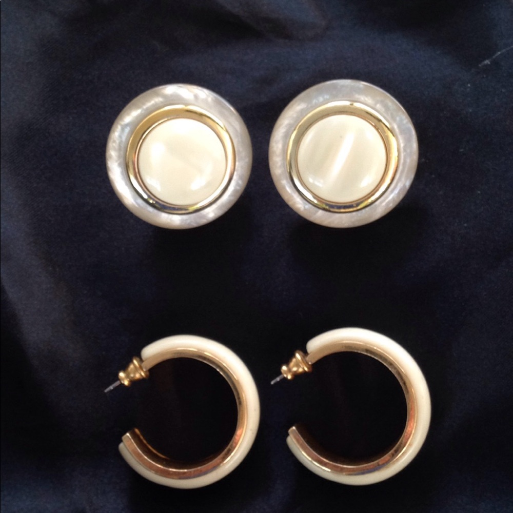 2 pairs cream and gold pierced earrings